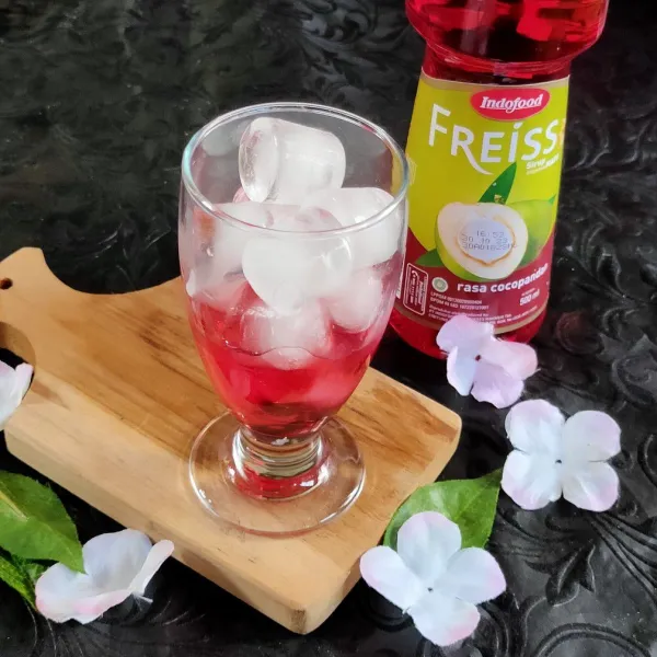 Tuangkan dalam gelas, syrup cocopandan dan es batu.