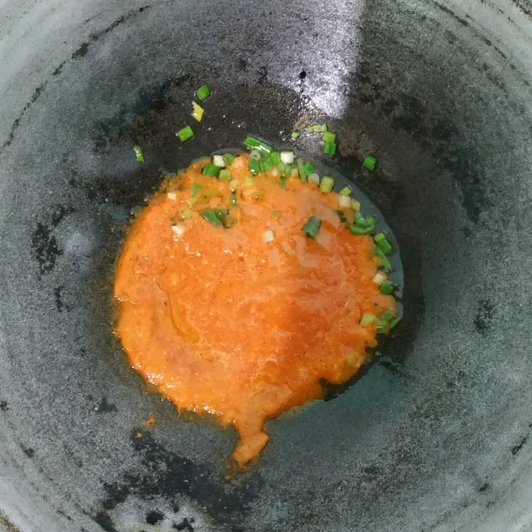 Panaskan sedikit minyak, masukkan daun bawang dan bumbu halus, masak hingga harum.