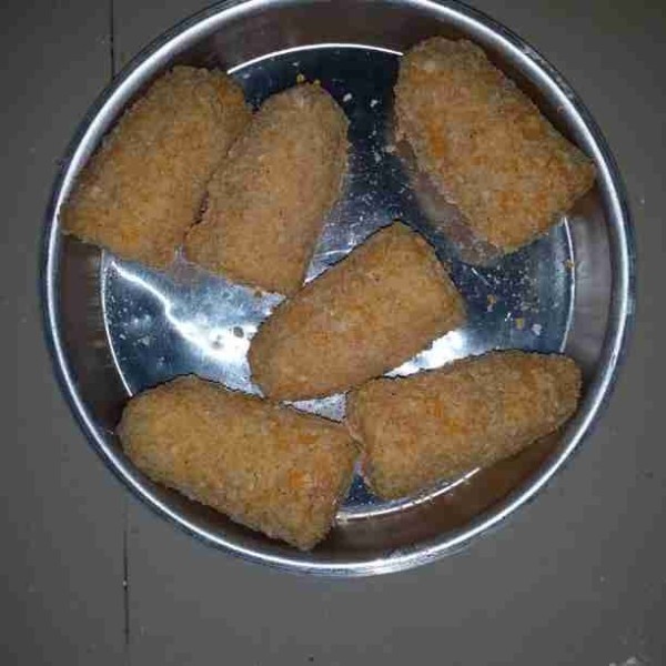 Campurkan bahan pencelup. Celupkan pisang ke dalam bahan pencelup kemudian gulingkan ke dalam tepung roti. Lakukan hingga selesai. Simpan dalam kulkas sebentar agar tepung roti merekat.