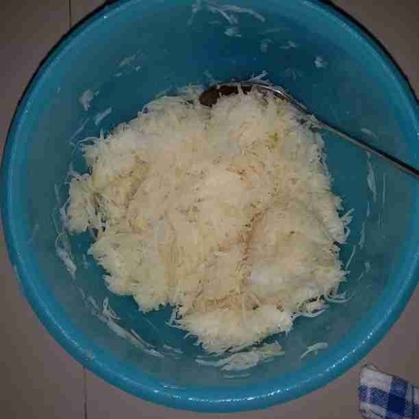Parut kentang dengan parutan keju atau wortel. Sambil direndam air agar tidak berubah warna. Kemudian bilas dengan air mengalir dan peras.