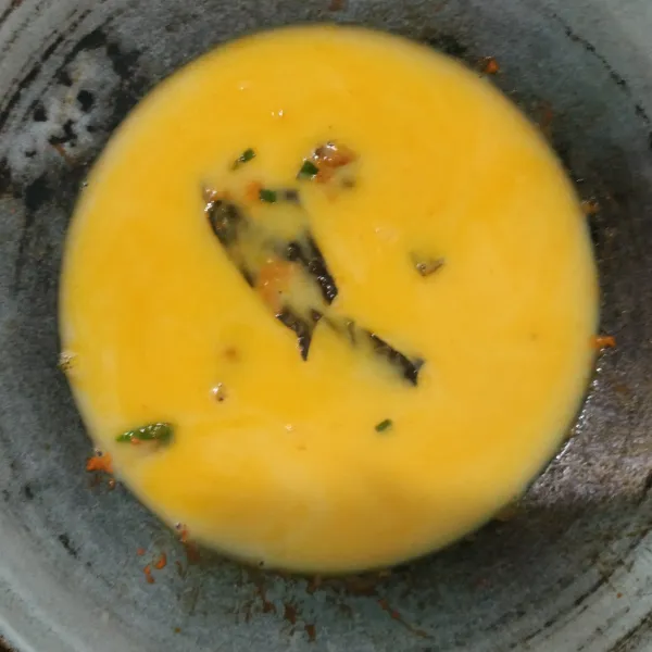 Tambahkan 400 ml santan aduk rata, beri gula merah, garam, kaldu bubuk, masak hingga santan mendidih.