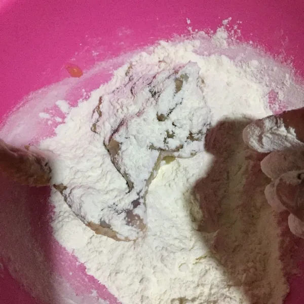 Lumuri ayam kedalam campuran tepung, sambil dicubit2. Campuran tepung tidak perlu ditambahkan garam lagi ya, krn sdh terasa asin.