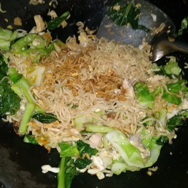 Tambahkan garam, kecap, lada bubuk, dan saus tiram, oseng hingga kecap dan bumbu tercampur rata.