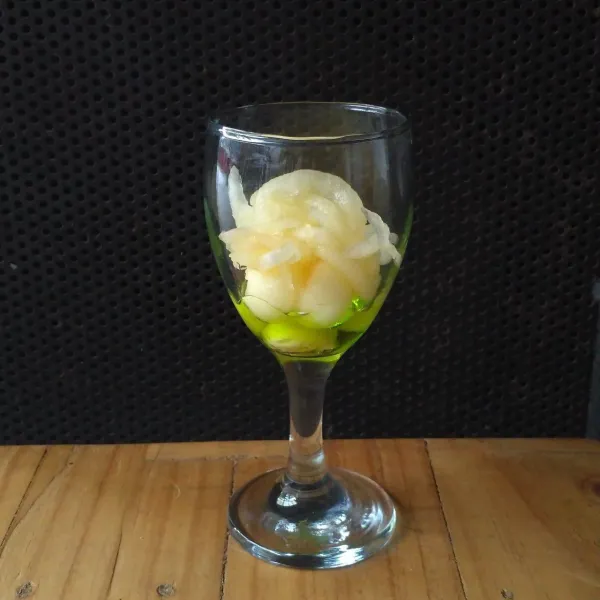 Masukkan buah blewah.