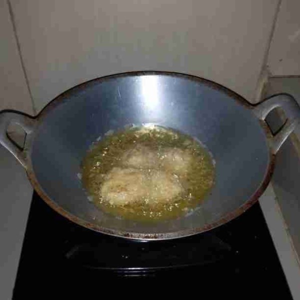 Siapkan minyak panas. Ambil satu sendok adonan. Bulatkan dengan sendok. Kemudian goreng hingga kering dan berwarna keemasan. Angkat dan tiriskan. Sajikan bola - bola hash brown dengan saus sambal. Lebih kriuk jika masih panas.