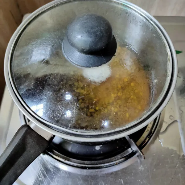 Masukkan Kacang hijau dan air dalam panci, masak 20menit, hingga kacang hijau lunak.