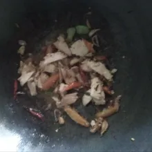 Tumis bumbu iris sampai harum dan layu, lalu masukkan daging ayam, ditumis sebentar, kemudian tambahkan garam, gula dan penyedap rasa.
