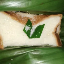 Bongko Roti Ambil daun yang sudah dipanaskan di kompor, tumpuk 2 lembar, taruh roti ...