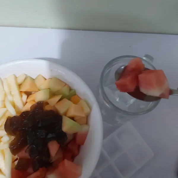 Masukkan semangka, melon, cincau dan blewah kedalam gelas (takaran sesuai selera)