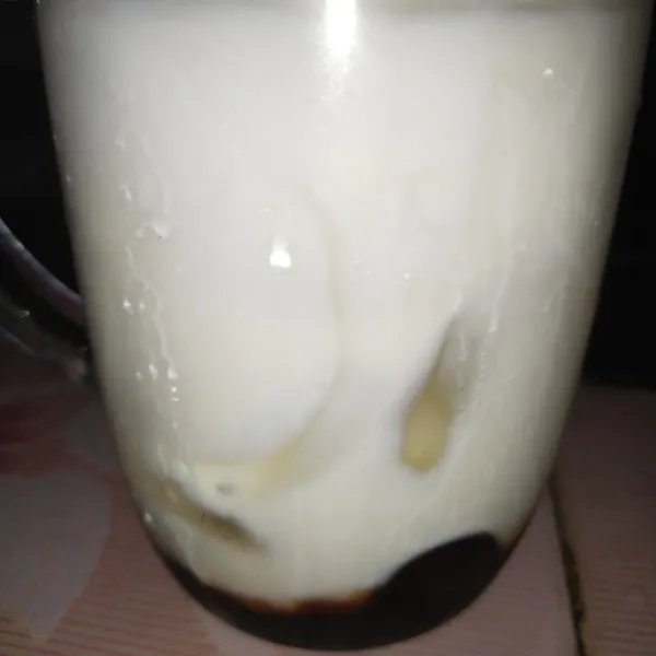 Tambahkan es batu dan susu.