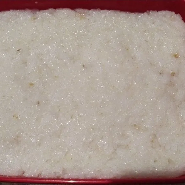 Setelah nasi lembek matang, tempatkan dalam wadah sambil ditekan-tekan. Tutup rapat wadah lalu masukkan dalam kulkas. Biarkan selama 1 jam, setelah dingin potong lontong sesuai selera.