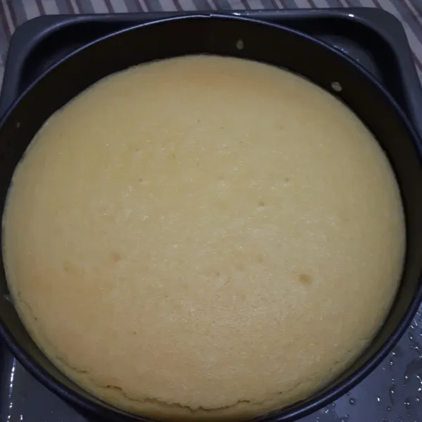 Setelah 40 menit, naikkan suhu oven menjadi 190°, panggang lagi selama 10 menit untuk warna permukaan cheesecake.