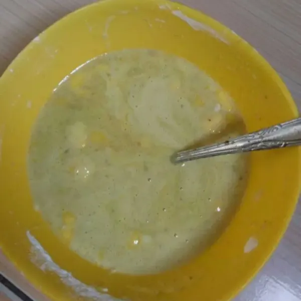 Bahan kremes: dalam wadah campur semua bahan dan tambahkan air. Adonan dengan kekentalan sedang.