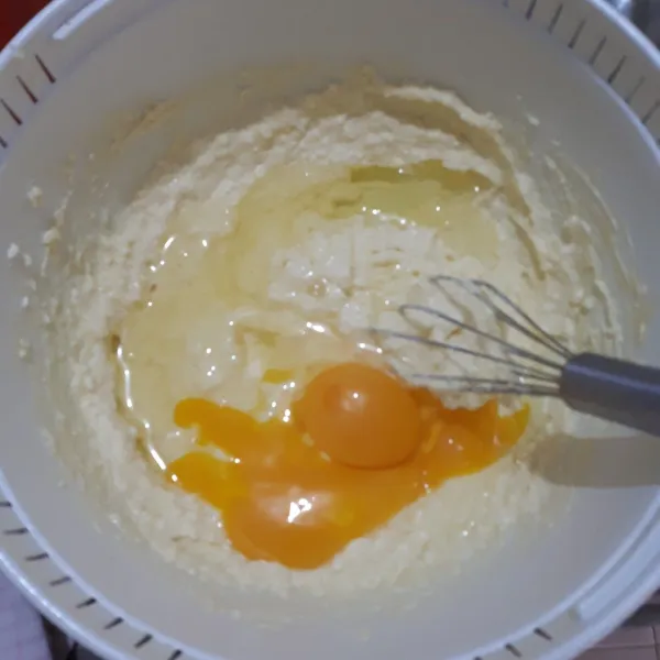 Masukkan telurnya sekaligus, aduk dengan whisk hingga merata.