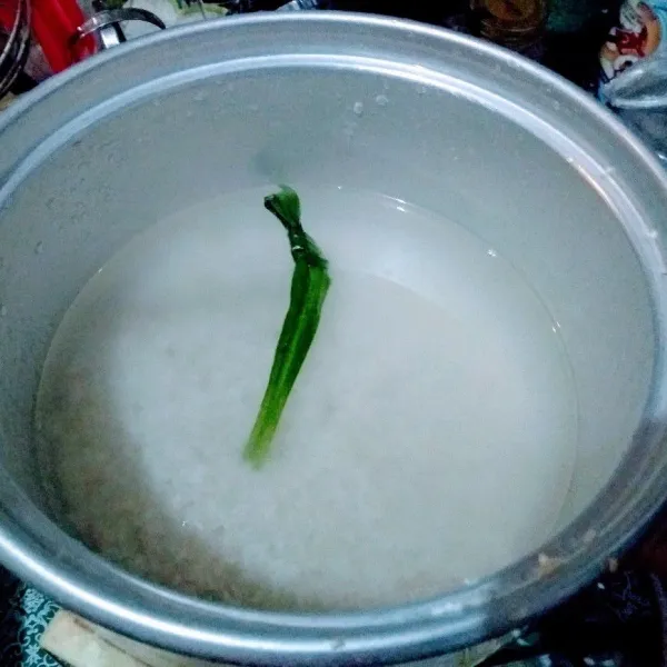 Cara membuat Lontong: masak nasi dengan magic com, dengan takaran 1 cup nasi : 3 cup air. Tambahkan daun pandan biar wangi, masak hingga matang.