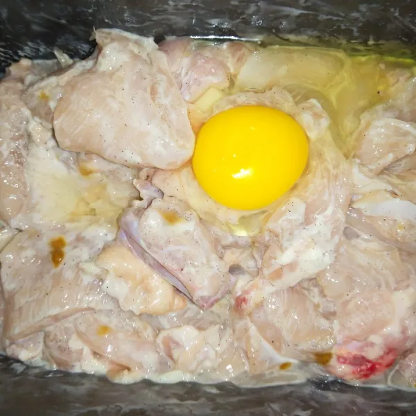Keluarkan ayam lalu masukkan telur, campur hingga rata.