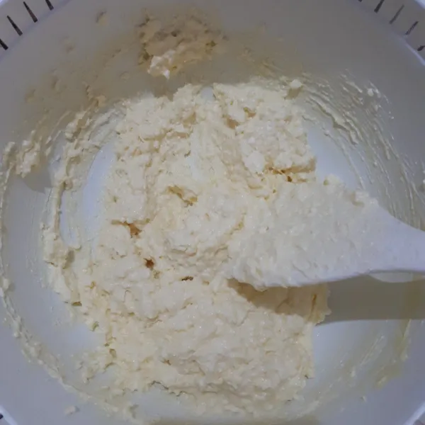 Panaskan oven pada suhu 180°. Campur cream cheese dan mascarpone, aduk-aduk dengan spatula sampai lembut dan tidak bergumpal. Kemudian masukkan gula halus.