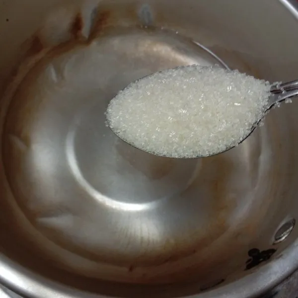 Buat joronya siapkan panci masukkan 2 gelas air dan 2sdm gula lalu ratakan.
