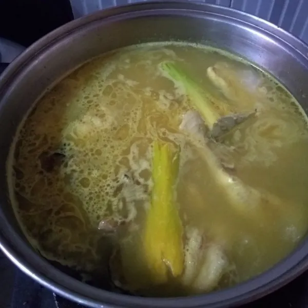 Masukkan tumisan bumbu dalam panci yang berisi ayam. Aduk dan test rasa. Masak hingga ayam matang.