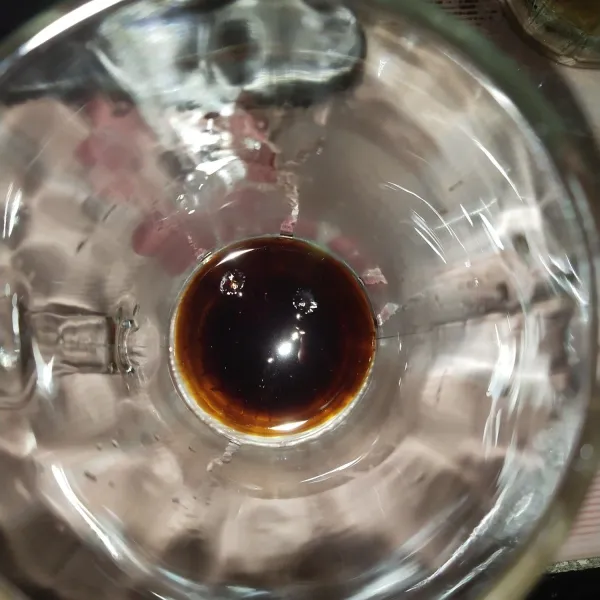 Tuangkan madu ke dalam gelas.