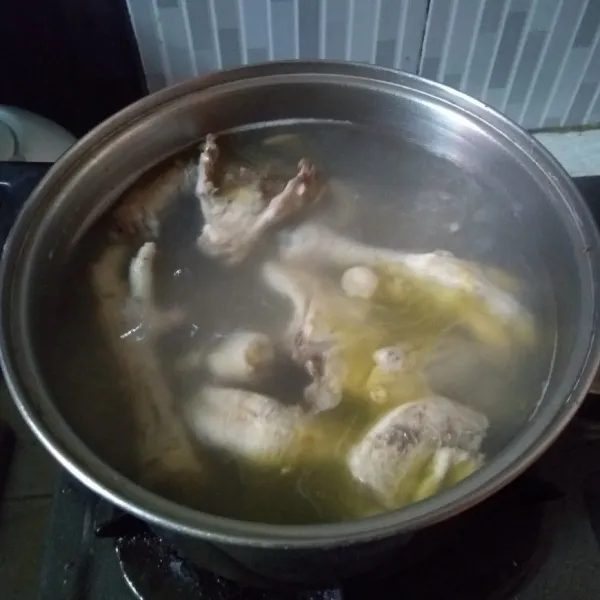 Masak air, setelah mendidih masukkan ayam dan jahe.