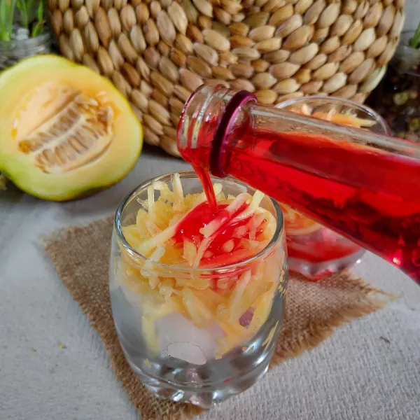 Tambahkan sirup cocopandan.