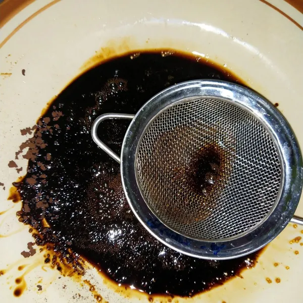 Aduk dengan saringan selama 5 menit.