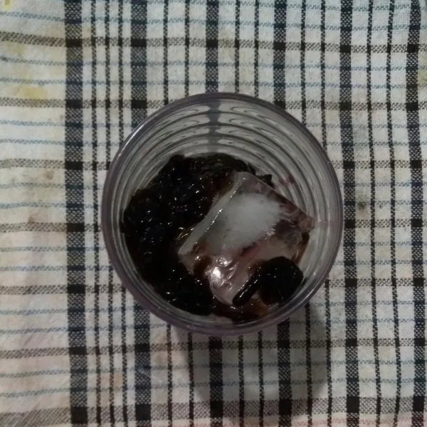 Masukkan cincau hitam ke dalam gelas.