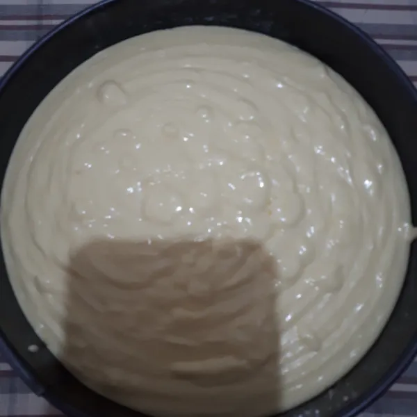 Tuangkan adonan cream cheese ke dalam oreo yang sudah didinginkan tadi. Letakkan springformnya ke dalam tray yang sudah diisi air panas, panggang pada suhu 150° selama 40 menit.