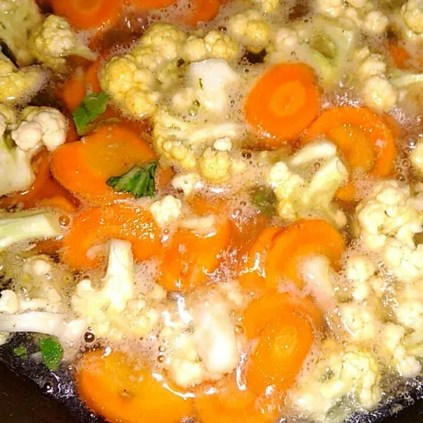 Masukkan sayuran dari yang paling lama memasaknya. Tambahkan gula, saos tiram dan saos tomat.