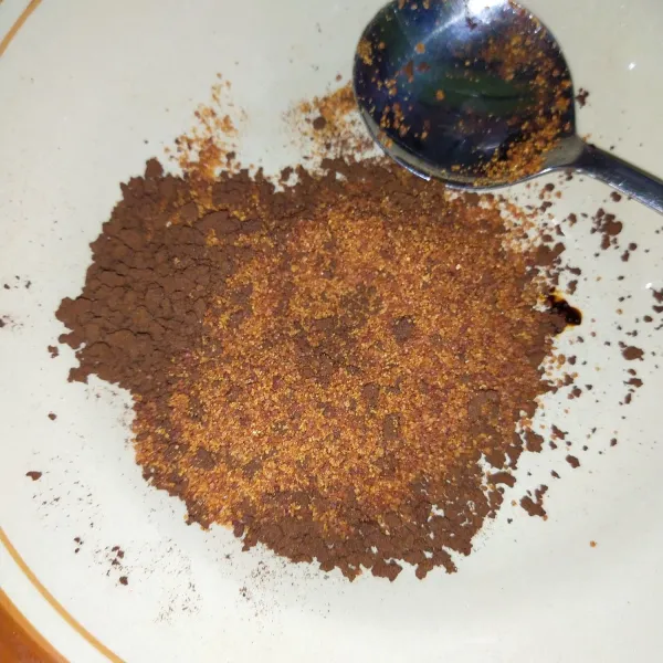 Campurkan kopi, brown sugar, dan air panas. Aduk hingga rata.