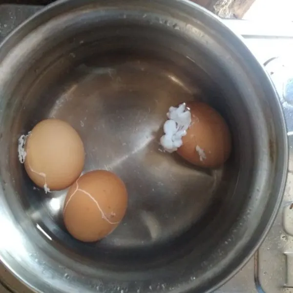 Rebus telur sampai, matang. Jika sudah dingin, kupas kulitnya.