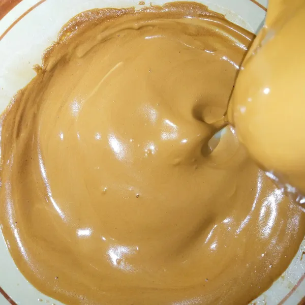 3 menit coffee sudah mengental. Lajutkan 2 menit lagi untuk hasil lebih kental dan tidak jatuh saat dibalik.