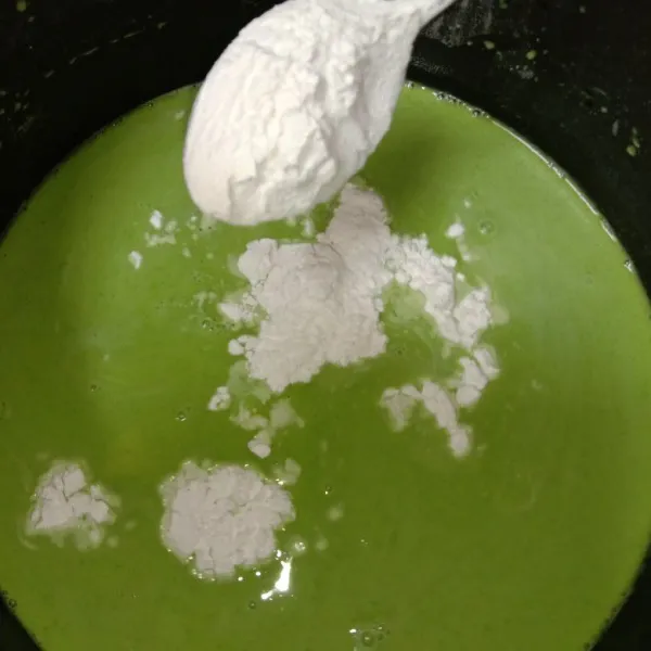Masukkan 150 gr tepung beras, 1/2 sdm tepung tapioka dan 1 sdm garam lalu ratakan.