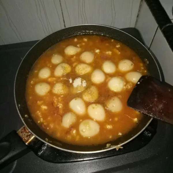 Masukkan telur puyuh dan kaldu bubuk, masak sampai meletup/ sampai kuah surut. Angkat dan sajikan.