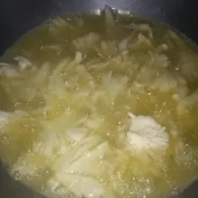 Panaskan minyak dengan api sedang, dan goreng jamur.