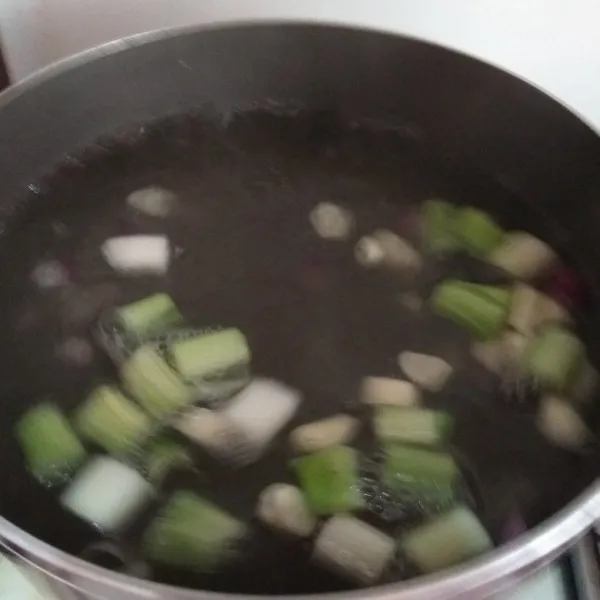 Masak air hingga mendidih lalu masukkan bawang merah, bawang putih dan daun bawang.