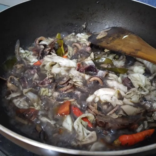 Setelah empuk, beri garam, kaldu jamur, saos teriyaki dan gula. Aduk rata, tes rasa. Masak hingga matang, lalu angkat dan sajikan.