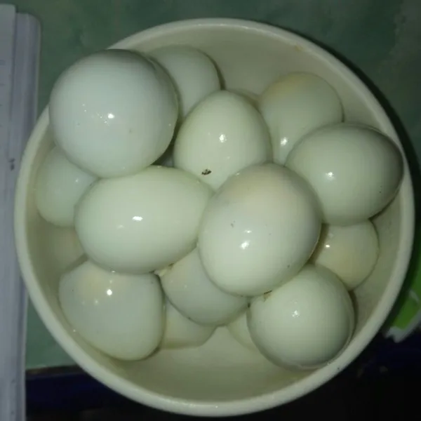 Rebus telur puyuh lalu kupas, sisihkan.