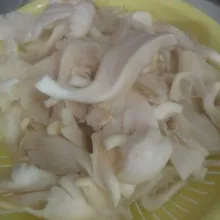 Buang batang pangkal jamur, belah jadi 3. Cuci bersih dan peras hingga kering.