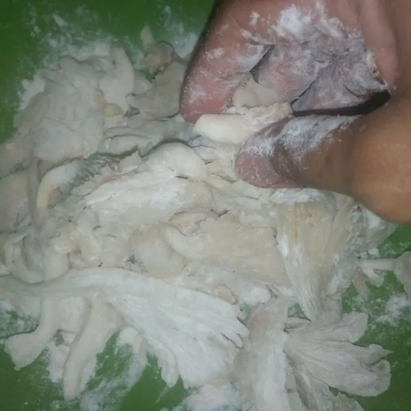 Ratakan dengan tangan sambil ditekan-tekan ringan.