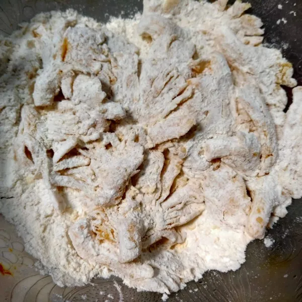 Lalu balur dengan tepung kering, sambil agak ditekan2 agar tepung menempel kokoh.