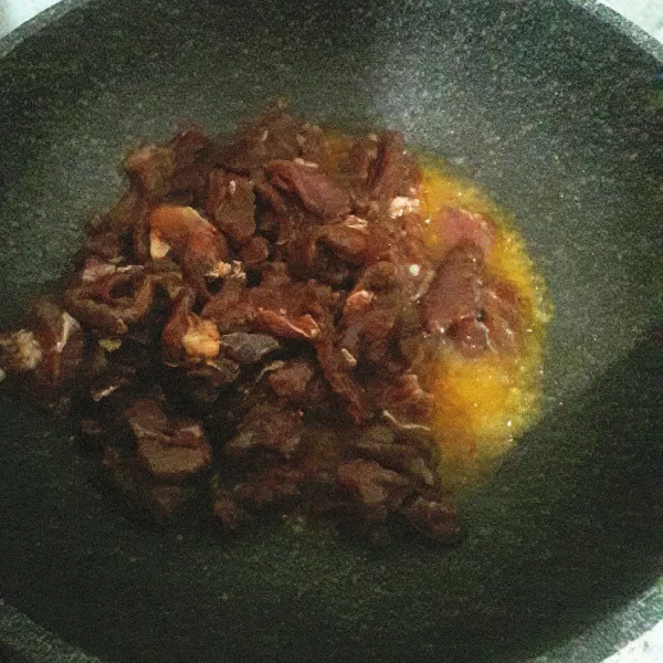 Panaskan minyak, tumis bawang putih halus hingga harum. Masukkan daging, masak sampai empuk dan matang
