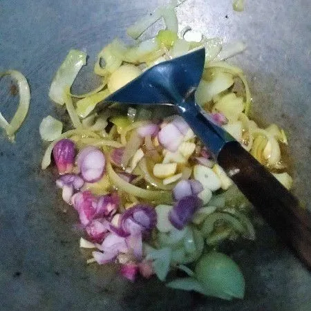 Setelah setengah layu, lanjut tumis bawang putih dan bawang merah.