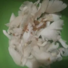 Beri kaldu jamur, garam dan lada, ratakan dengan tangan.