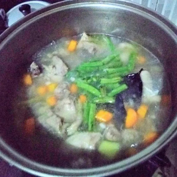 Tambahkan buncis, beri garam, lada dan kaldu bubuk. Test rasa, masak hingga buncis matang. Kasih taburan bawang goreng, daun bawang dan daun sup.