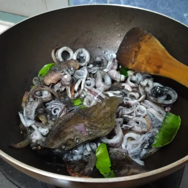 Lalu masukkan cumi. Aduk hingga cumi berubah warna.