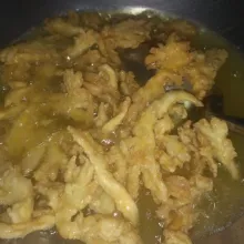 Balik-balik jamur dan goreng hingga kuning kecoklatan, Angkat dan tiriskan.