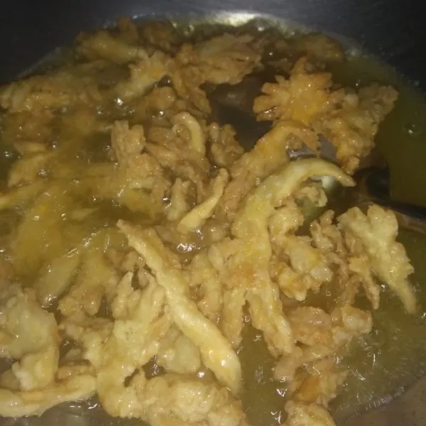 Balik-balik jamur dan goreng hingga kuning kecoklatan, Angkat dan tiriskan.
