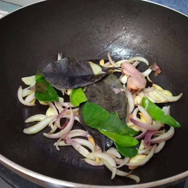Tumis bawang merah, bawang putih hingga harum. Masukkan daun jeruk dan daun salam.
